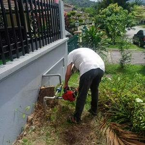 Tukang Potong Rumput Rizal Tijani