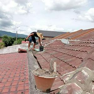 Tukang baiki bumbung