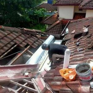 Tukang bumbung bocor Putrajaya