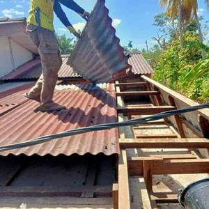 Tukang perbaiki atap bocor dusun tua hulu Langat