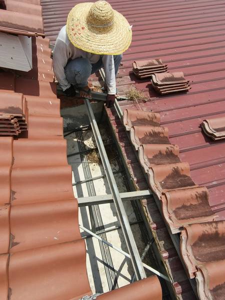 Pakar baiki atap bocor , tukang cat rumah luar dalam area taman Dahlia taman Siantan tampoi jb