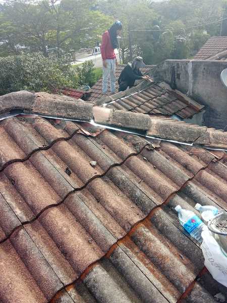 Baiki bumbung bocor area kota puteri,batu arang  ayub