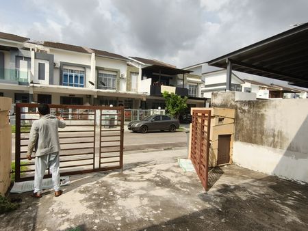 Tukang cat rumah luar dalam kawasan gelang patah (arzan home service)