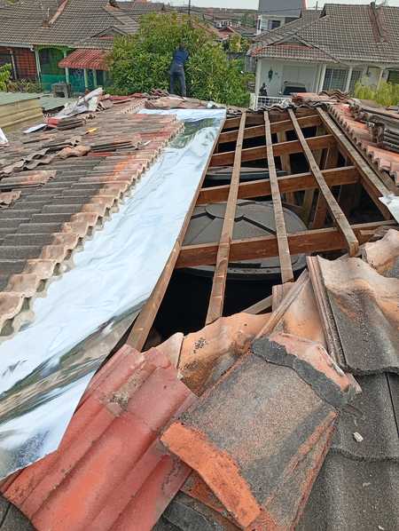 Tukang rumah bumbung bocor