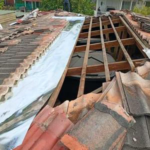 Tukang rumah bumbung bocor