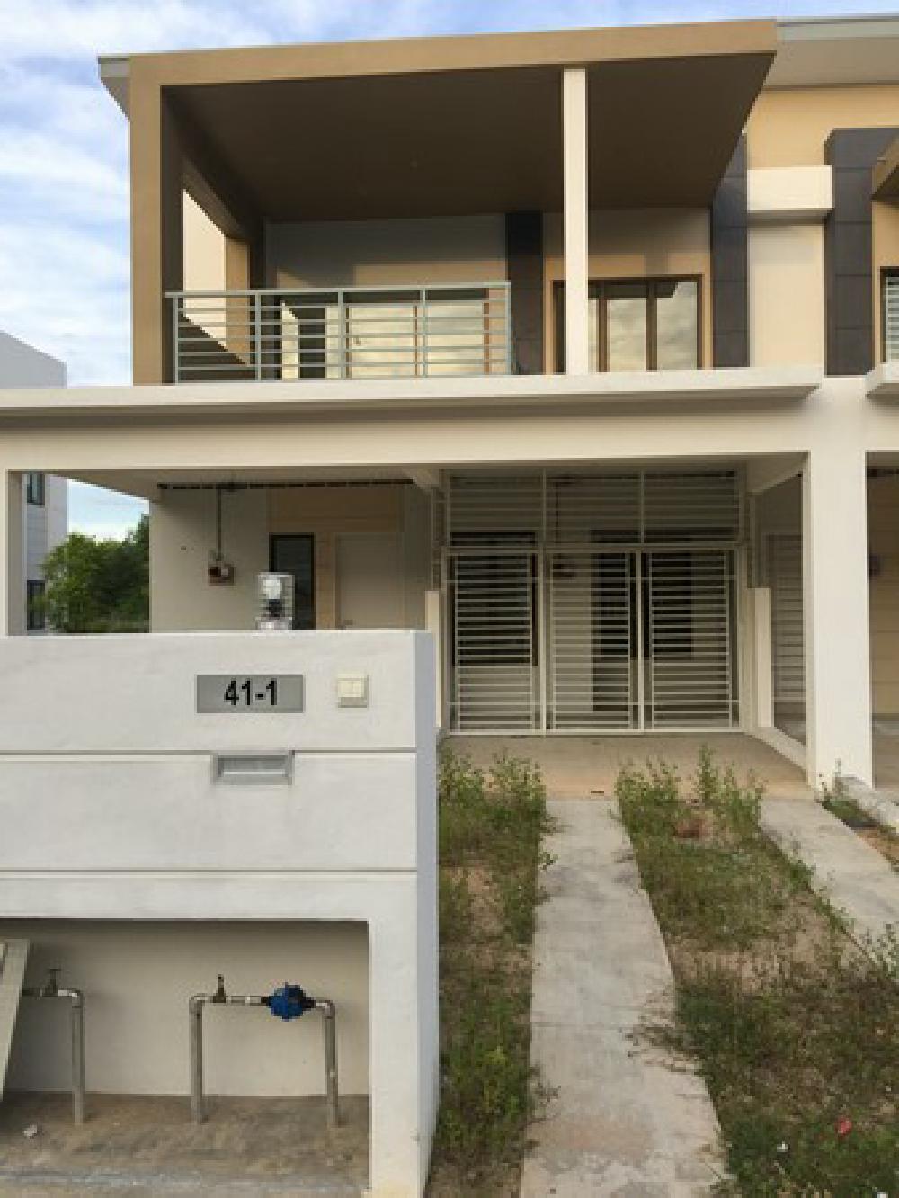 Villa Kesuma Townhouse (lower) with 3 bedrooms and 2 bathrooms to rent, Beranang Semenyih.